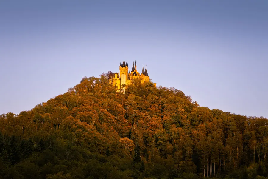 Burg Hohenzollern bei Hechingen im Abendlicht