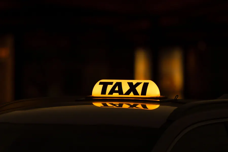 Leuchtendes Taxischild bei Nacht